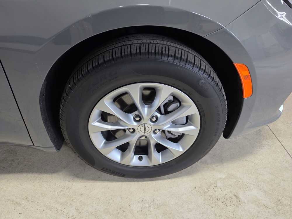 Used 2024 Chrysler Pacifica Touring-L image 10