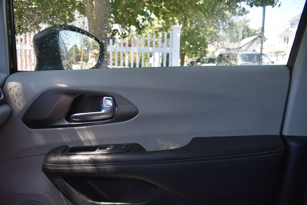 Used 2024 Chrysler Pacifica Touring-L FWD image 17