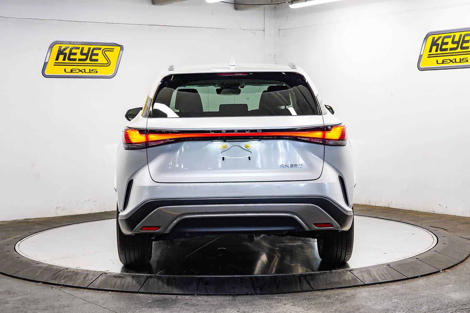 Used 2024 Lexus RX 350 Premium w/ Convenience Package FWD image 3