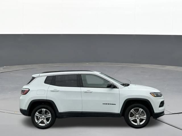 Used 2024 Jeep Compass Latitude AWD/4WD image 2