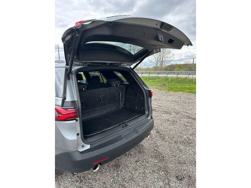 Used 2023 Chevrolet Traverse LT FWD image 11