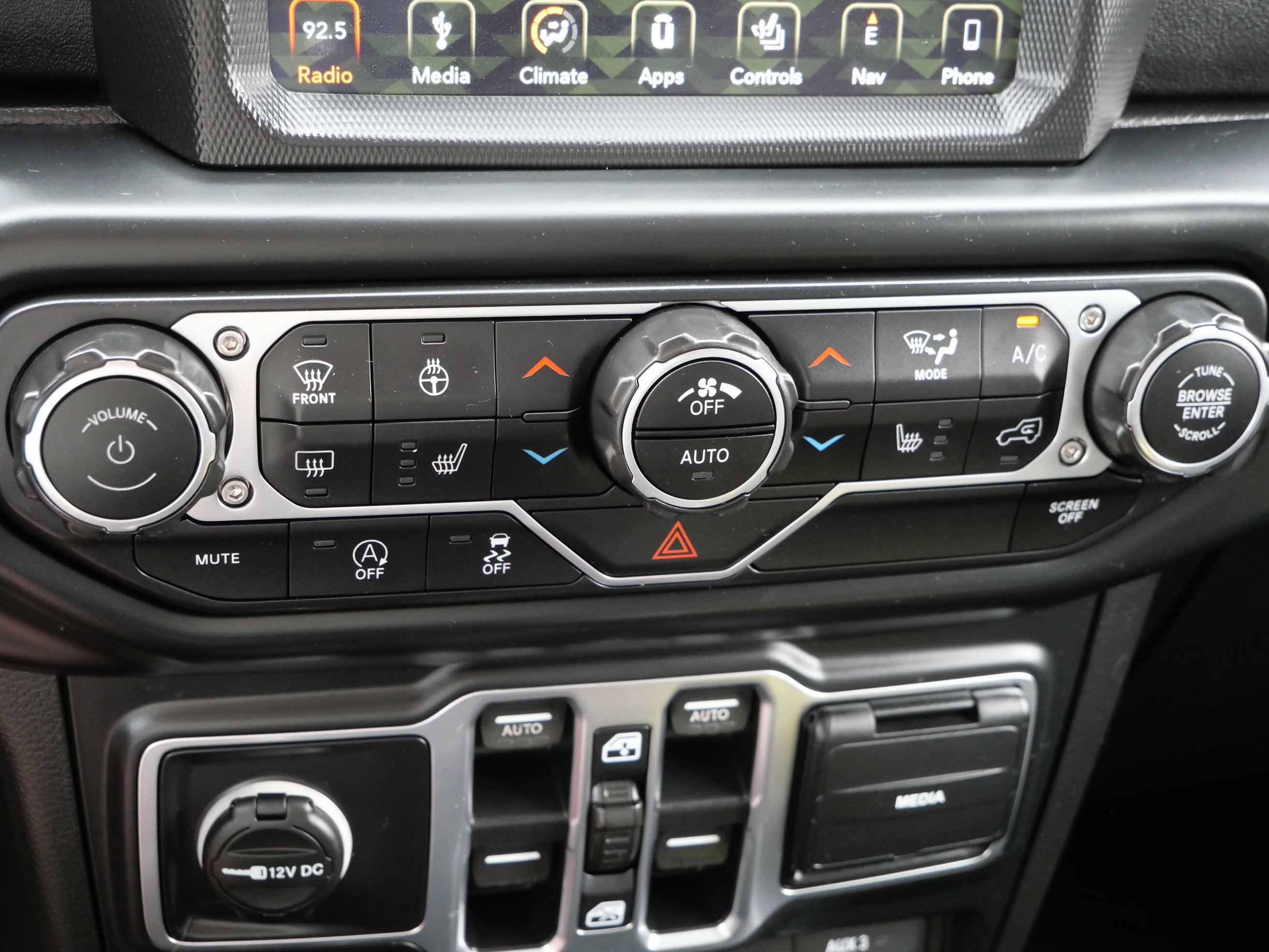 Used 2019 Jeep Wrangler Unlimited Sahara w/ Dual Top Group AWD/4WD image 23