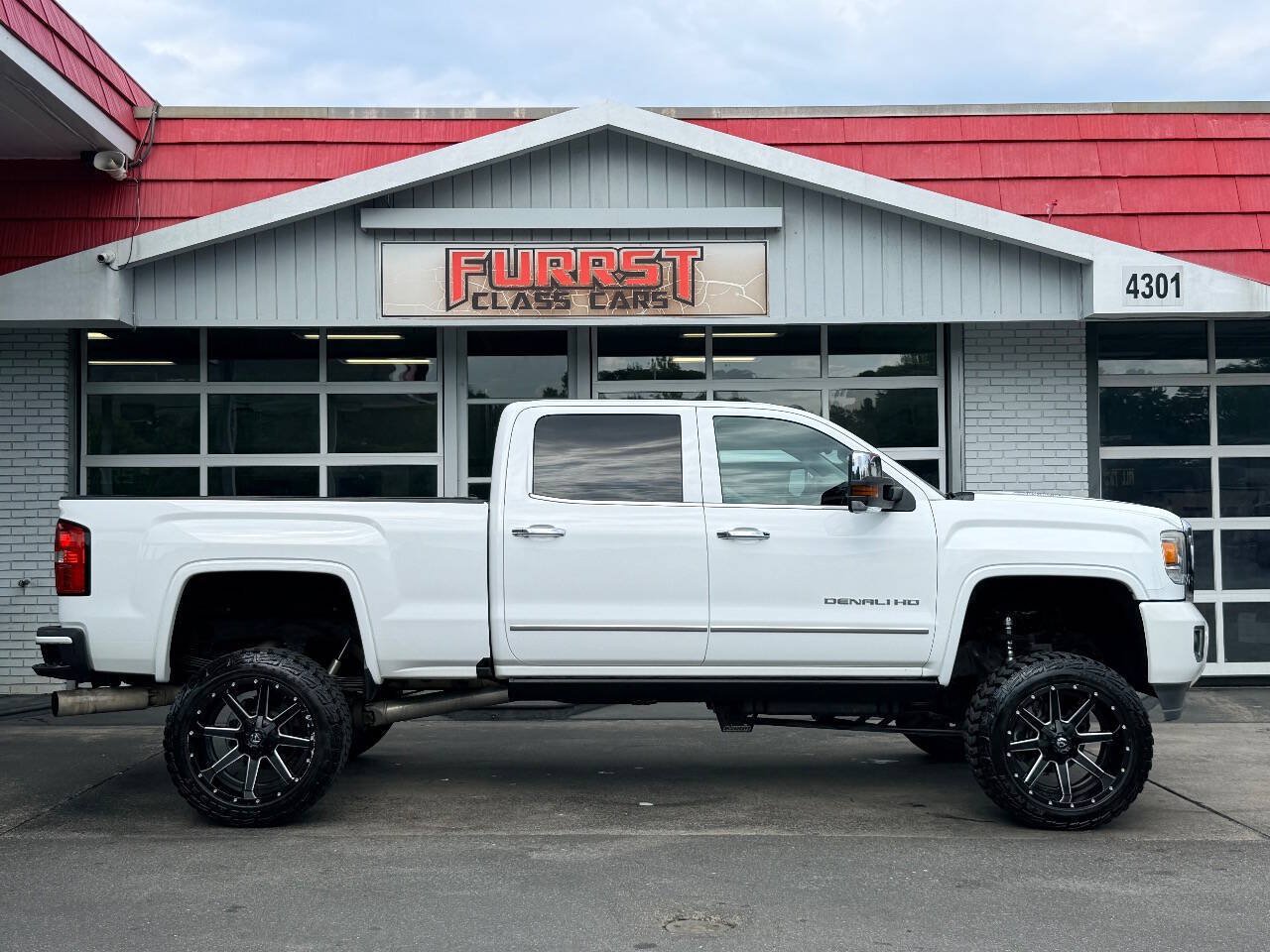Used 2015 GMC Sierra 2500 Denali w/ Duramax Plus Package AWD/4WD image 2