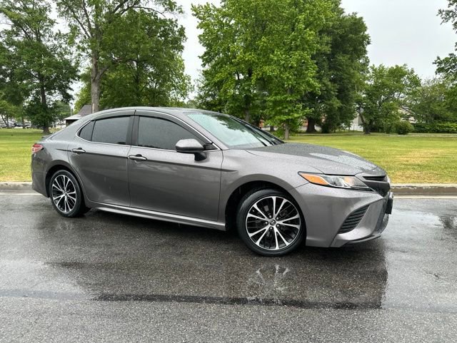 Used 2019 Toyota Camry SE FWD image 2