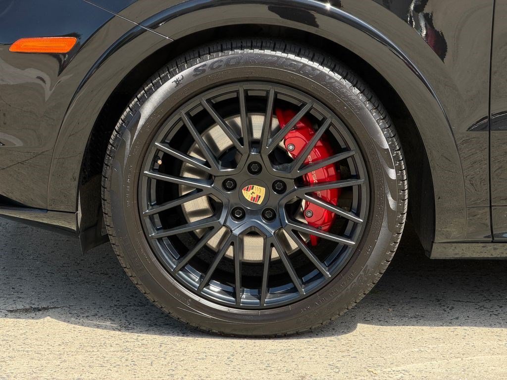 Used 2023 Porsche Cayenne GTS w/ Assistance Package AWD/4WD image 13