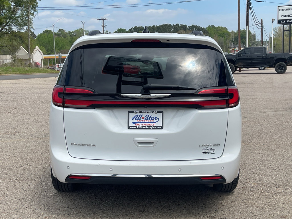Used 2023 Chrysler Pacifica Limited FWD image 7