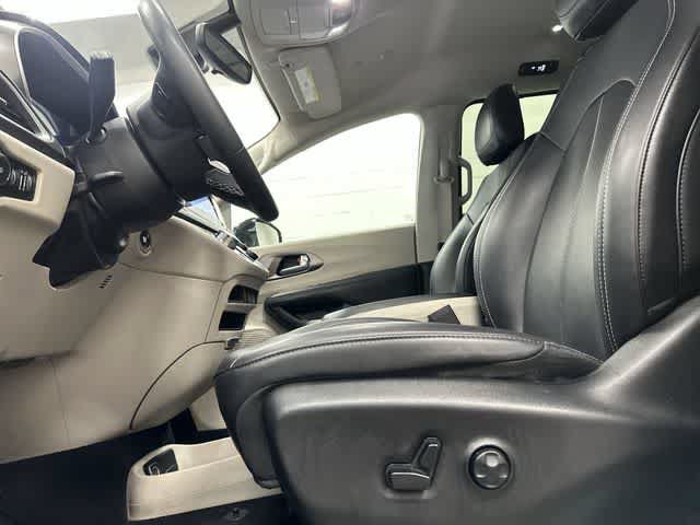 Used 2024 Chrysler Pacifica Touring-L FWD image 26