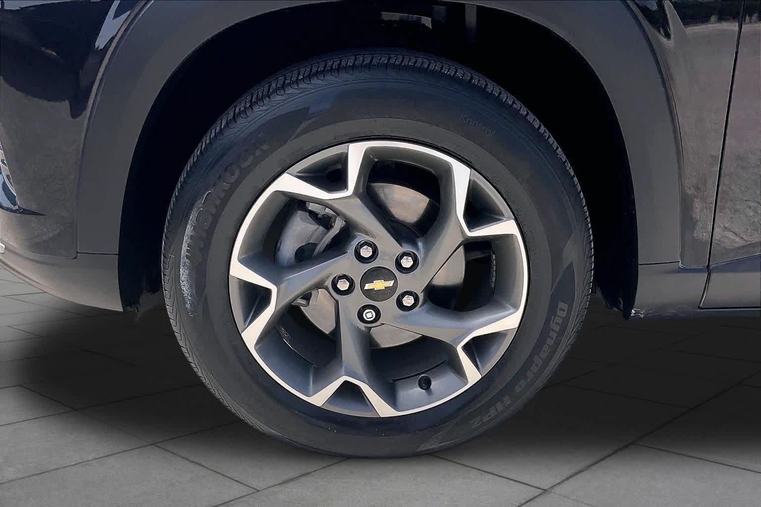 Used 2024 Chevrolet Trax LT w/ LT Convenience Package FWD image 11
