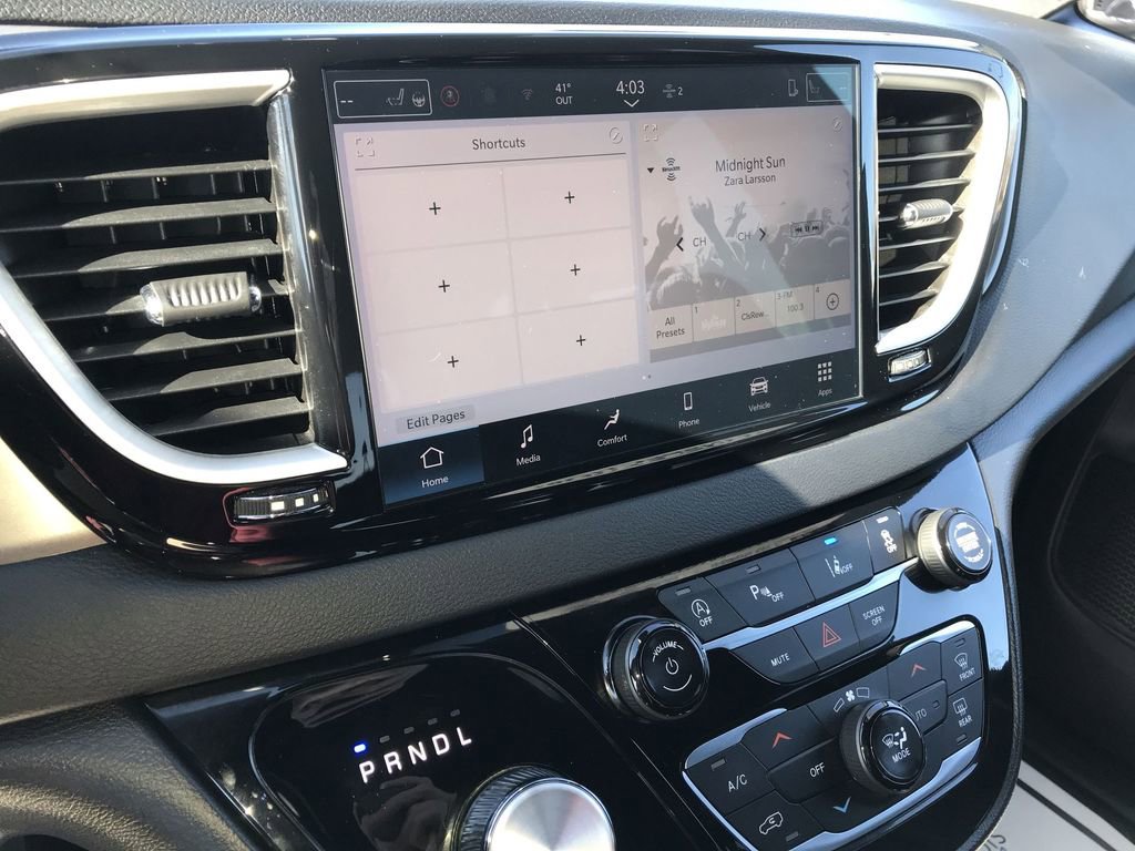 Used 2025 Chrysler Pacifica Select image 16