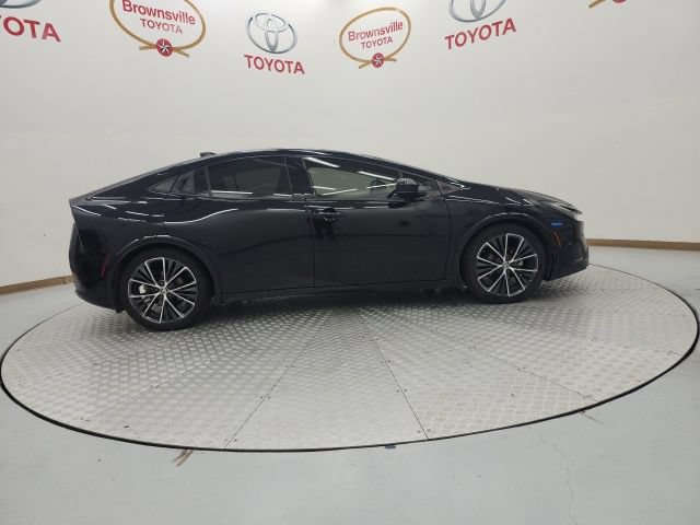 Used 2023 Toyota Prius XLE FWD image 3