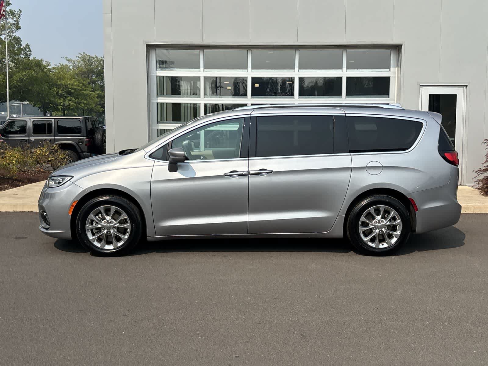 Used 2021 Chrysler Pacifica Touring-L FWD image 2
