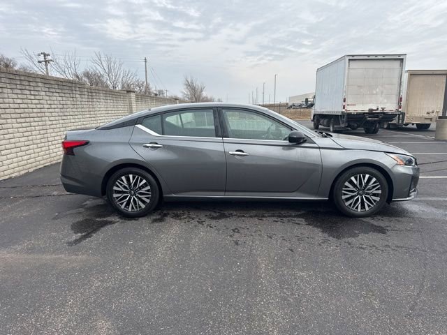 Used 2024 Nissan Altima 2.5 SV image 2