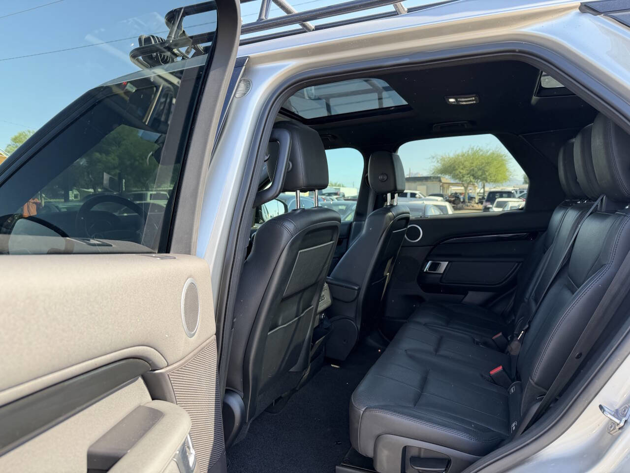 Used 2017 Land Rover Discovery SE image 25