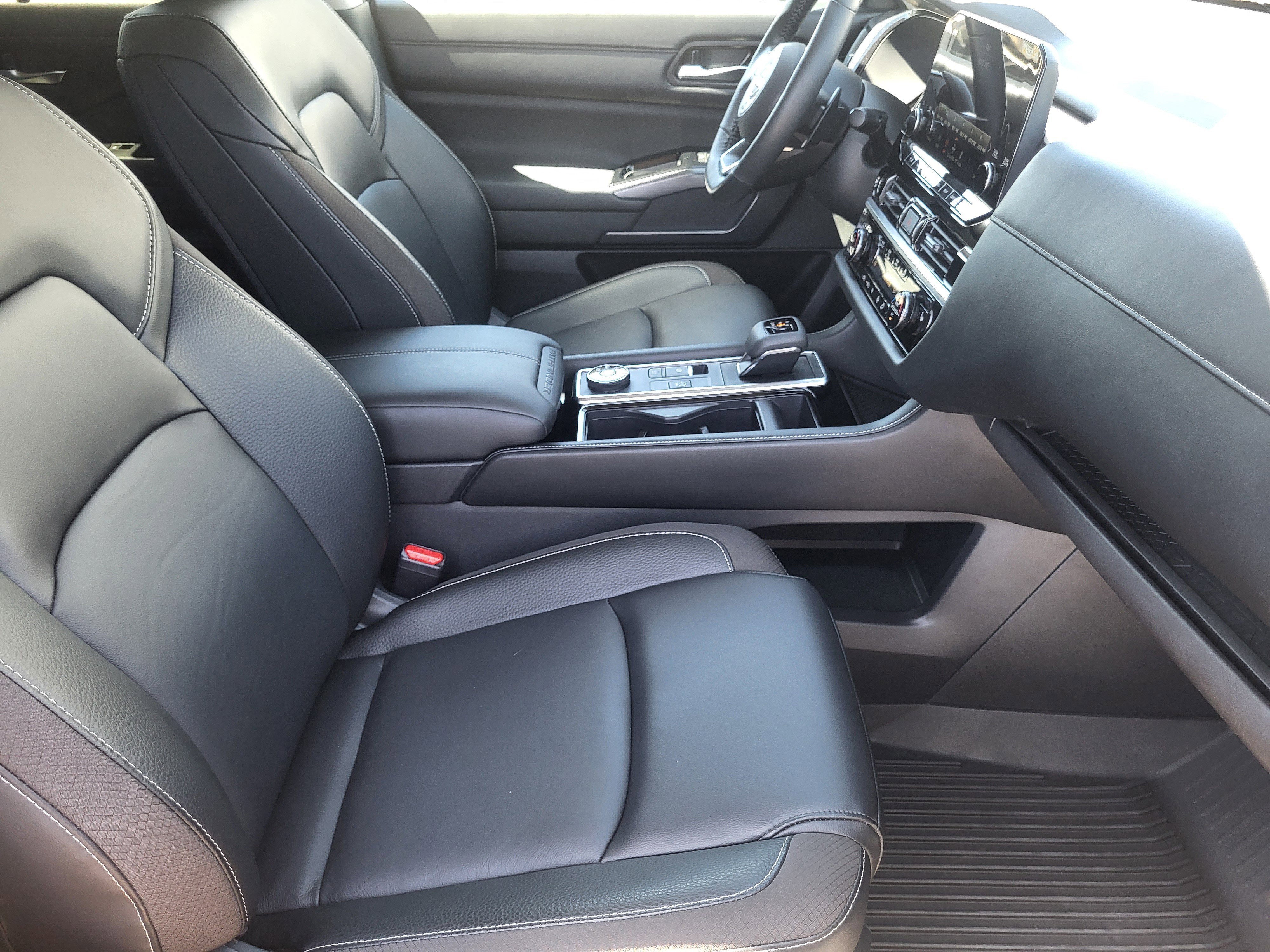 Used 2024 Nissan Pathfinder SL w/ Black Appearance Package AWD/4WD image 11