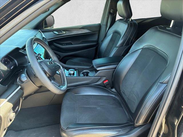 Used 2024 Jeep Grand Cherokee L Altitude AWD/4WD image 17