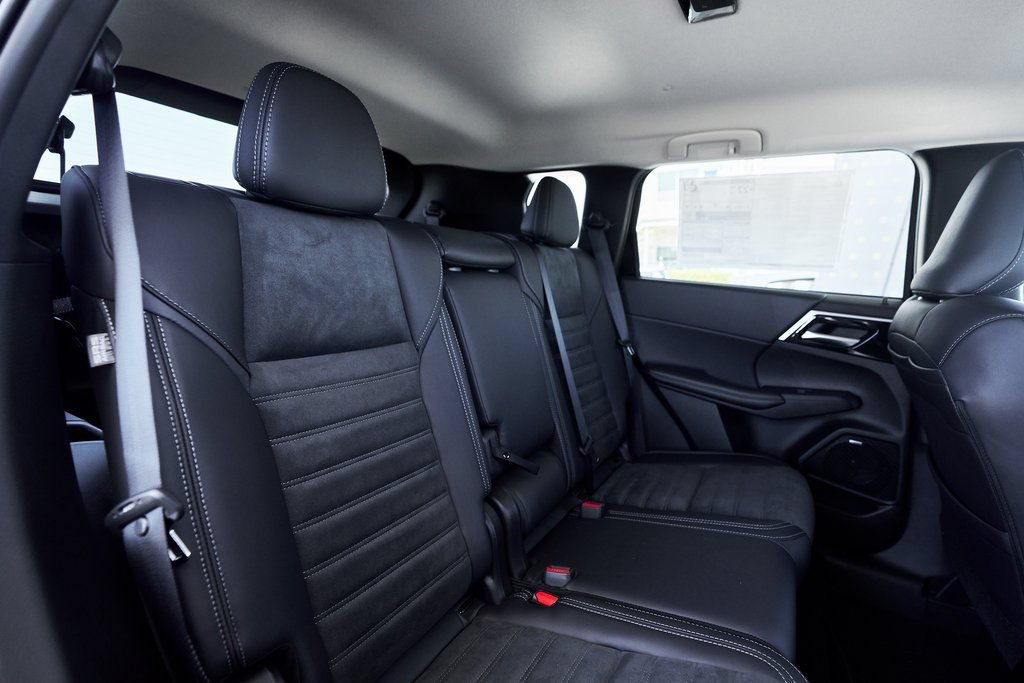 Used 2025 Mitsubishi Outlander SE FWD image 28