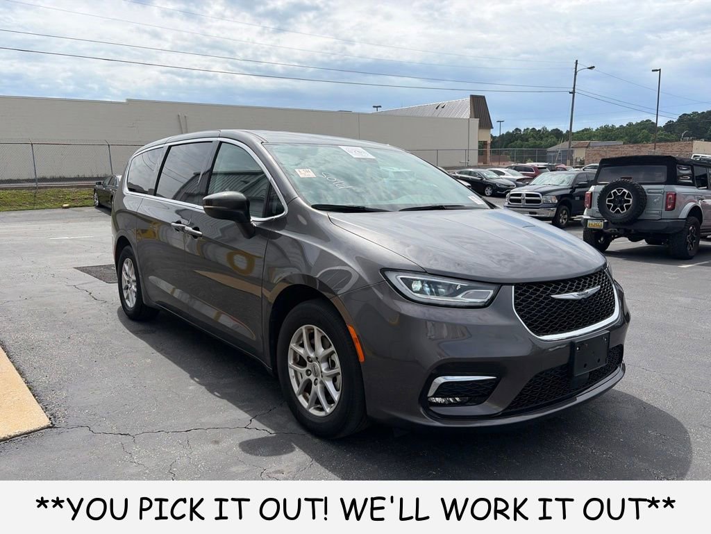 Used 2023 Chrysler Pacifica Touring-L FWD image 1