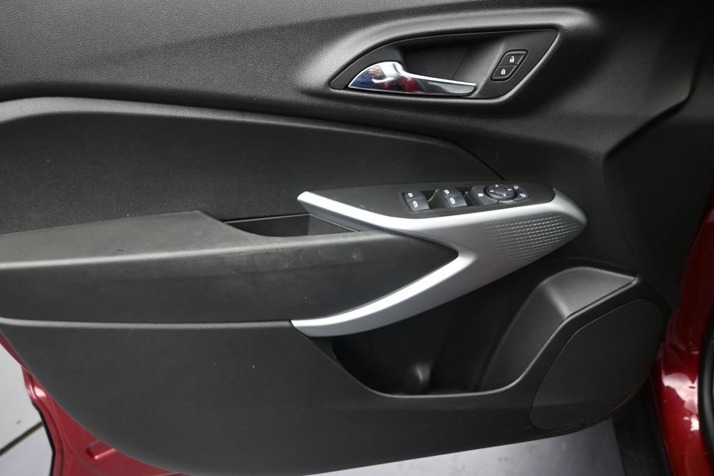 Used 2025 Chevrolet Trax RS FWD image 11