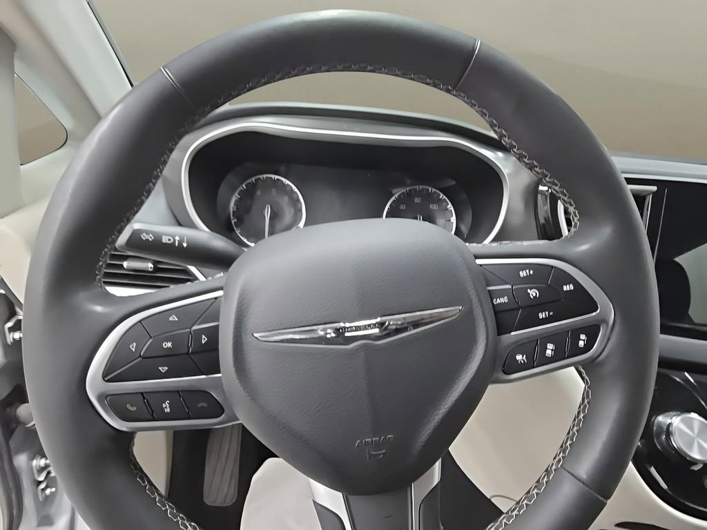 Used 2024 Chrysler Pacifica Touring-L image 24