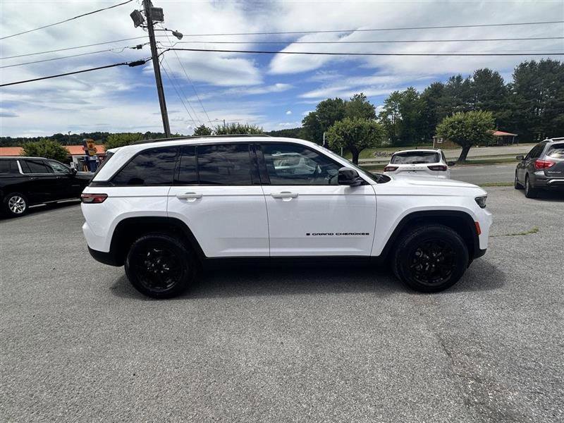 Used 2025 Jeep Grand Cherokee Altitude AWD/4WD image 4