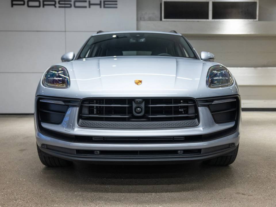 Certified 2026 Porsche Macan AWD/4WD image 11
