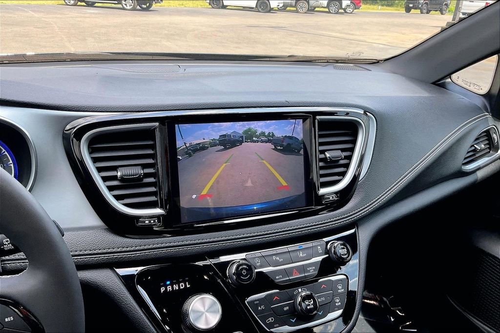 Used 2025 Chrysler Pacifica Limited FWD image 17