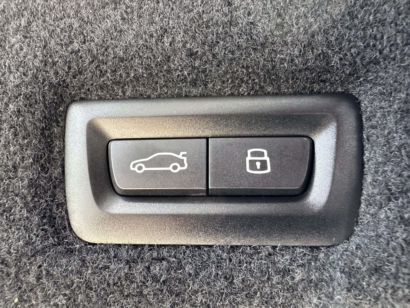 Used 2023 BMW 740i w/ Parking Assistance Package RWD image 11
