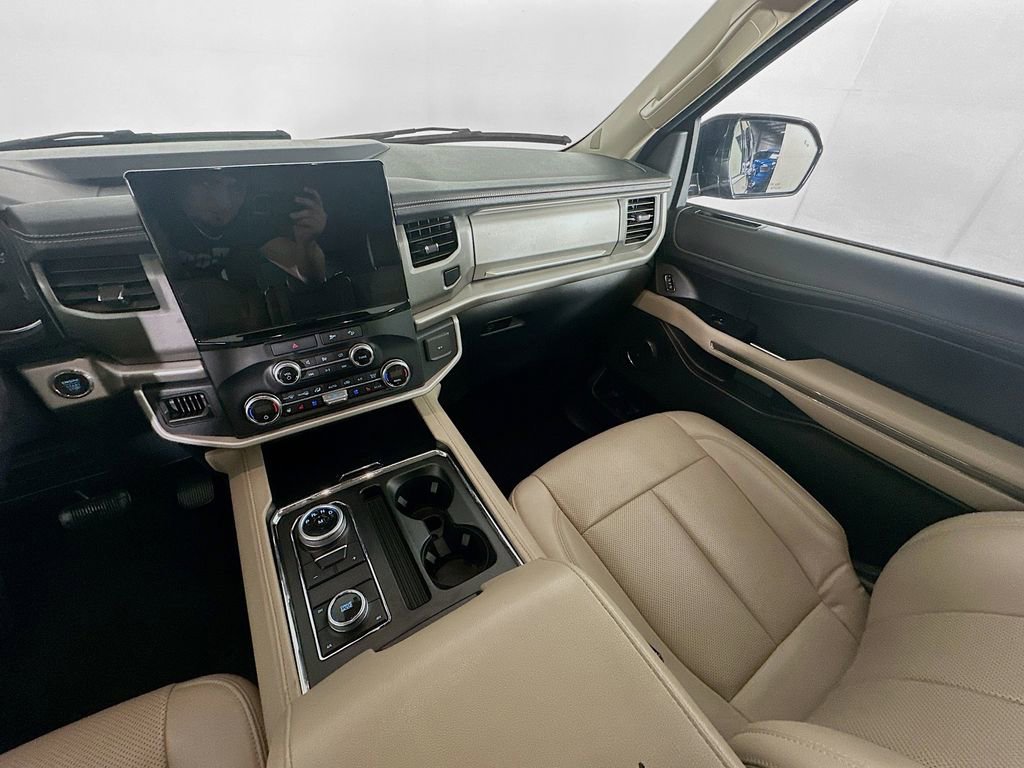 Used 2023 Ford Expedition Max XLT image 11
