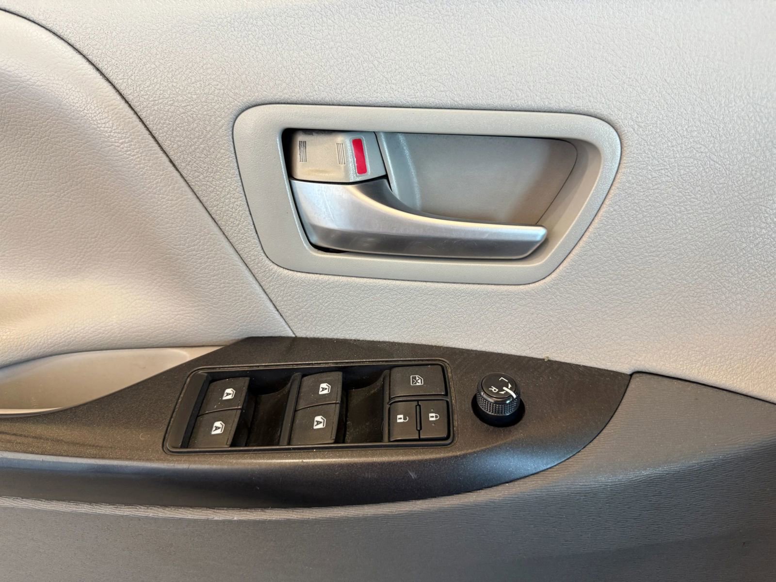 Used 2015 Toyota Sienna LE image 23