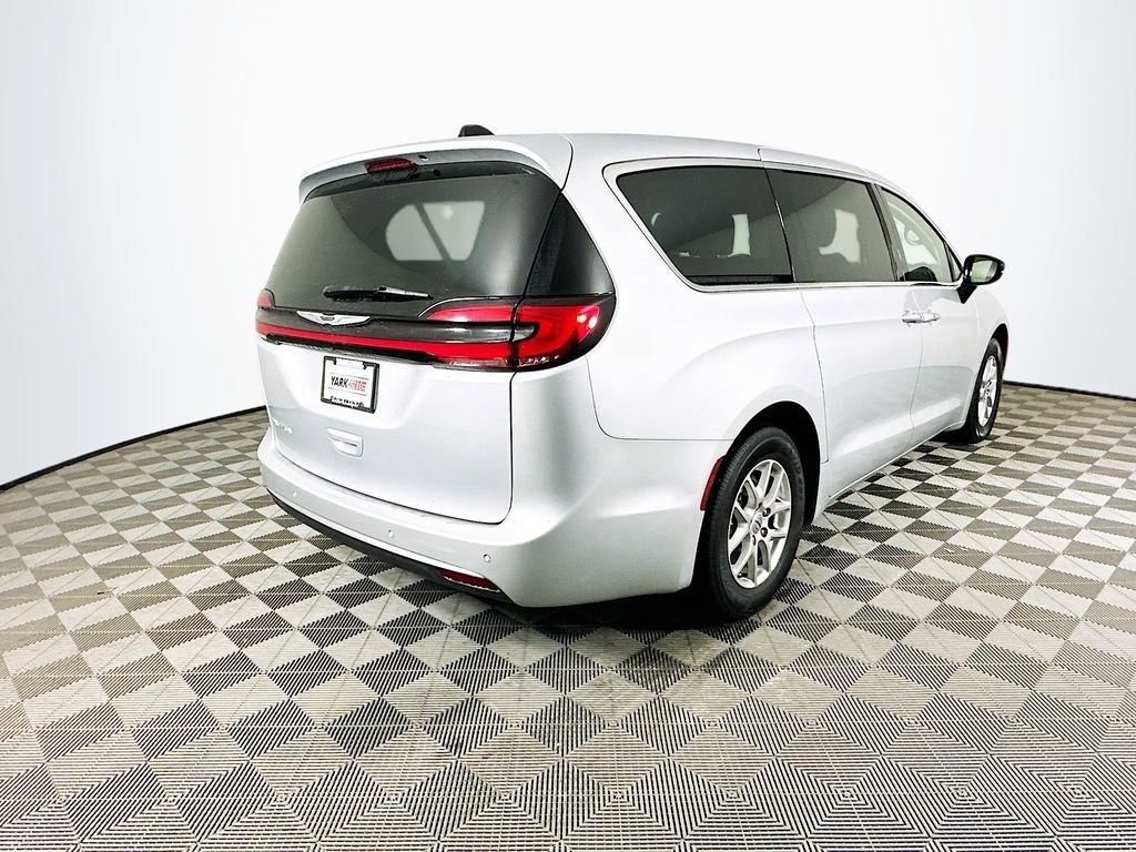 Used 2024 Chrysler Pacifica Touring-L image 11