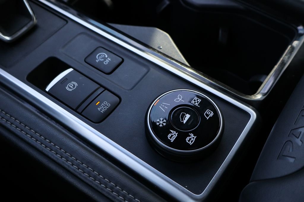 Used 2023 Nissan Pathfinder Platinum image 18