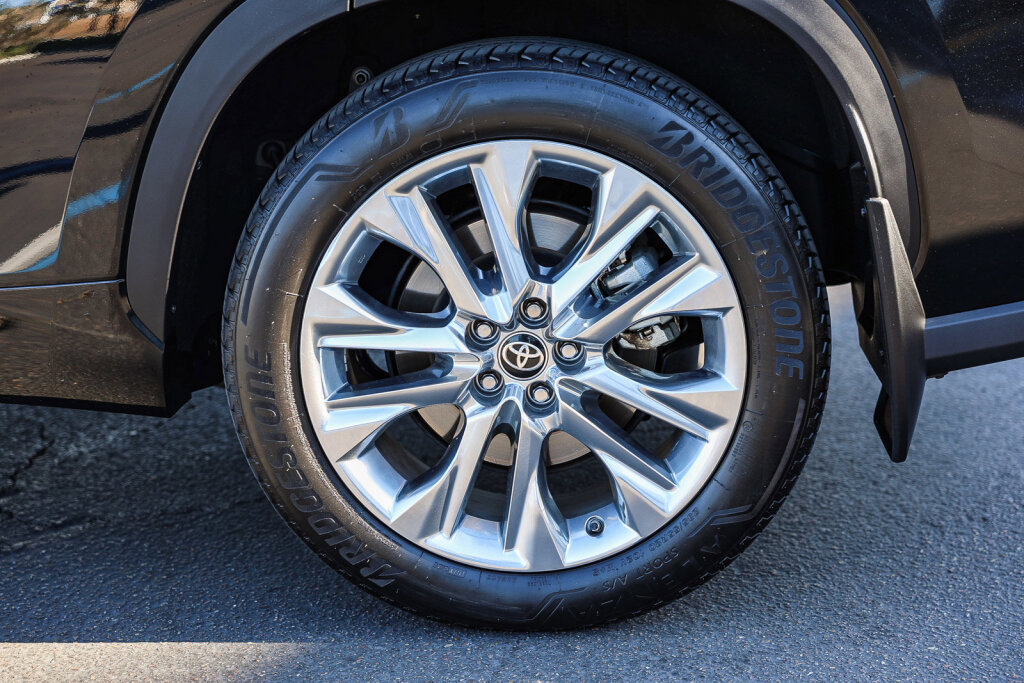 Certified 2025 Toyota Highlander Limited image 30