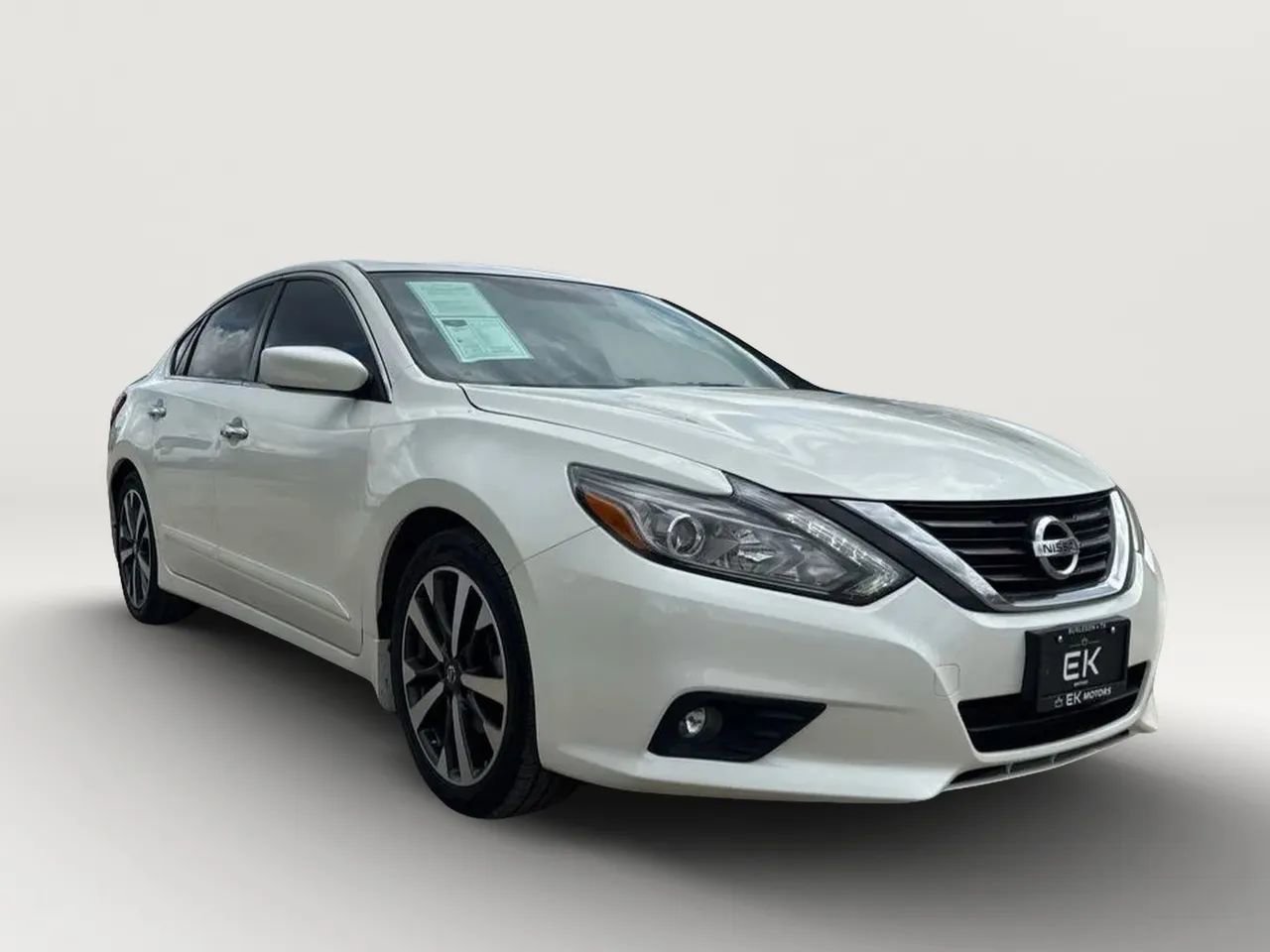 Used 2016 Nissan Altima 2.5 SR w/ LED Appearance Package