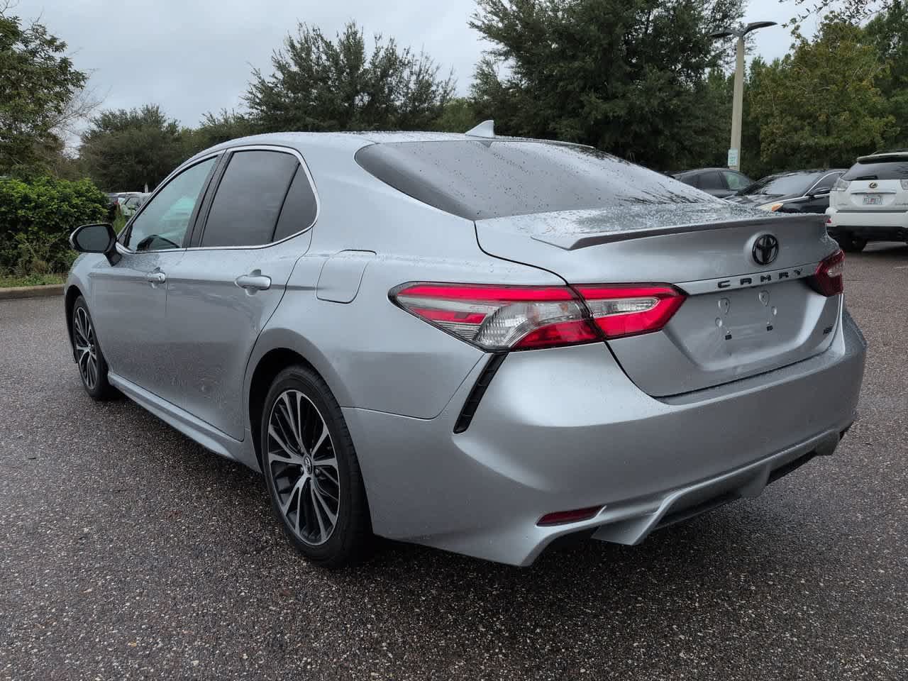 Used 2019 Toyota Camry SE FWD image 4