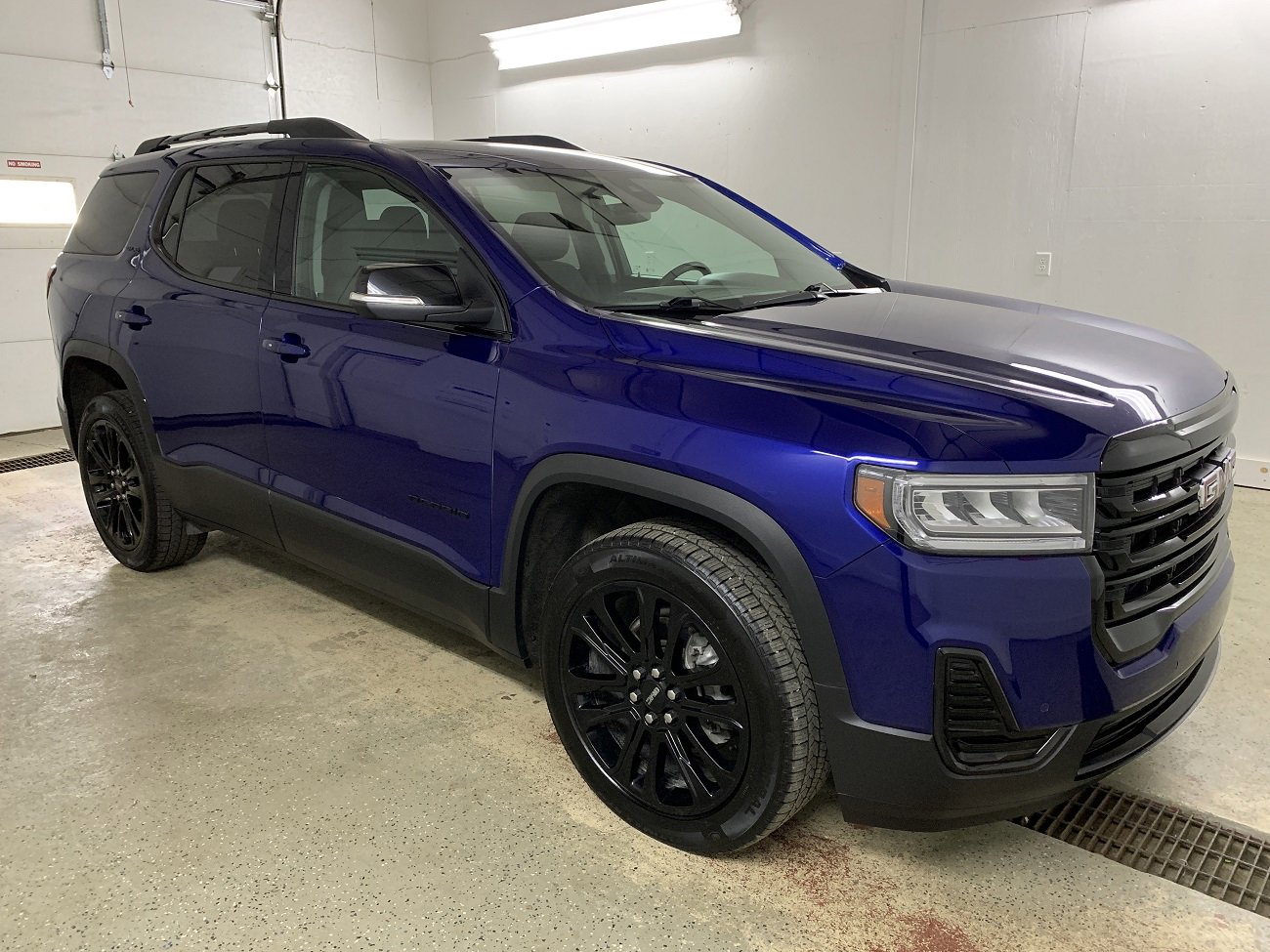 Used 2023 GMC Acadia SLE w/ Elevation Edition image 1