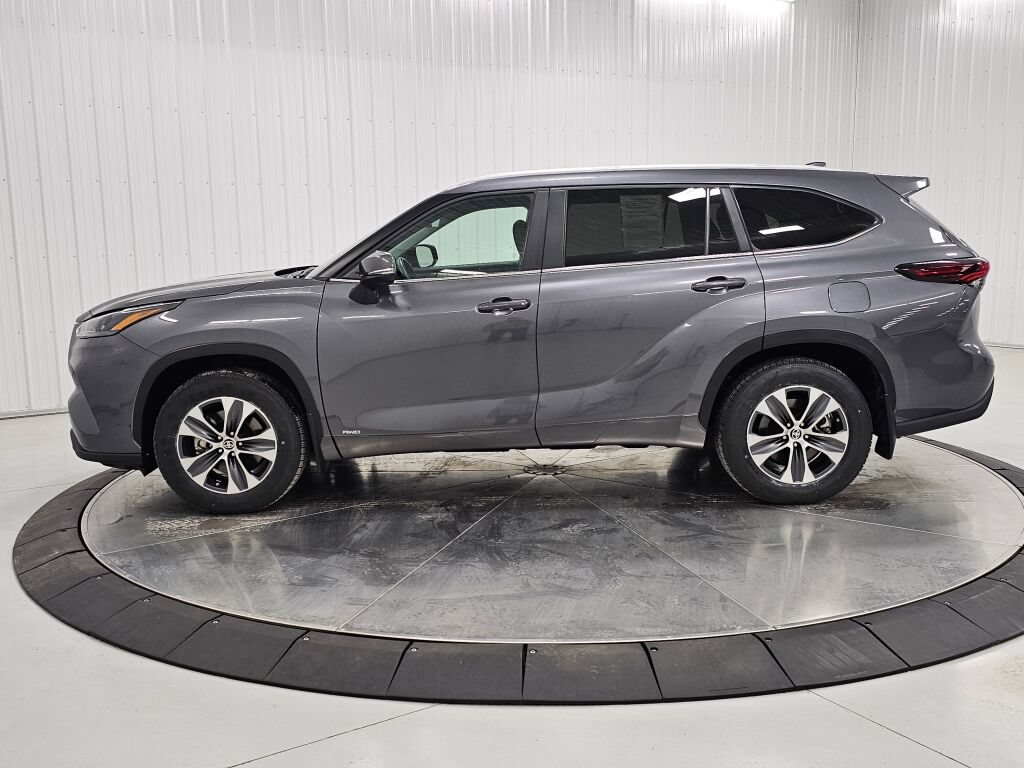 Used 2024 Toyota Highlander XLE AWD/4WD image 2