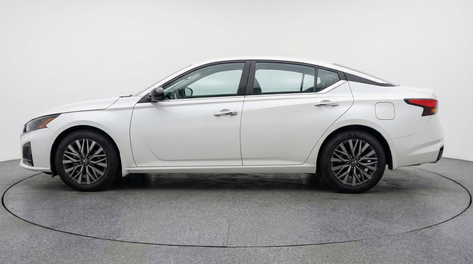 Used 2025 Nissan Altima 2.5 SV FWD image 5