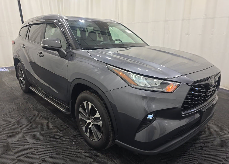 Used 2024 Toyota Highlander XLE AWD/4WD image 2