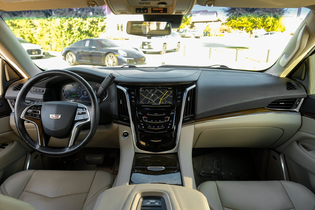 Used 2018 Cadillac Escalade Luxury AWD/4WD image 13
