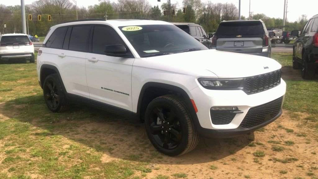 Used 2025 Jeep Grand Cherokee Limited w/ Black Appearance Package AWD/4WD image 9