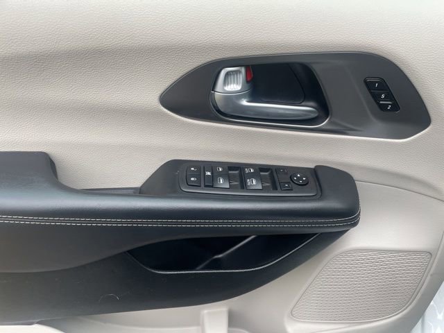 Used 2024 Chrysler Pacifica Touring-L image 19