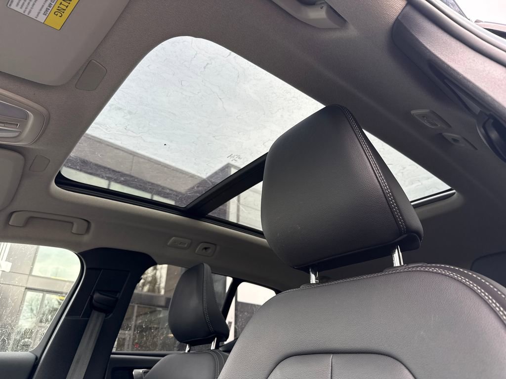 Used 2025 Volvo XC40 B5 Core image 19