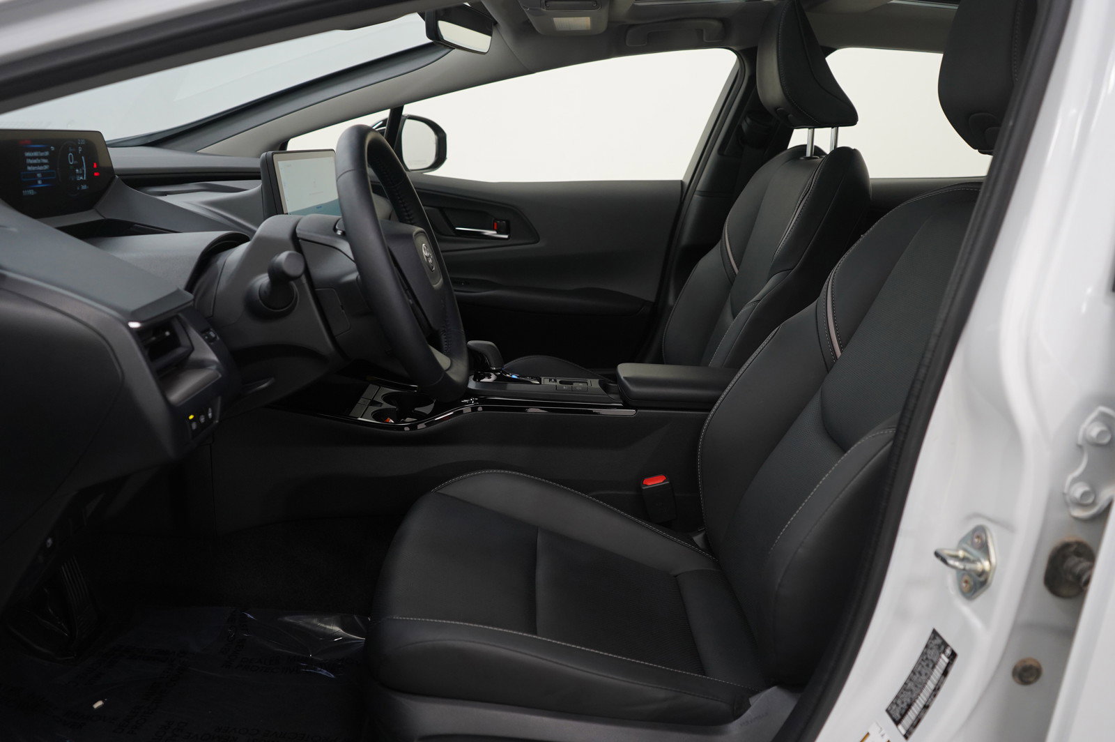 Used 2025 Toyota Prius XLE image 17