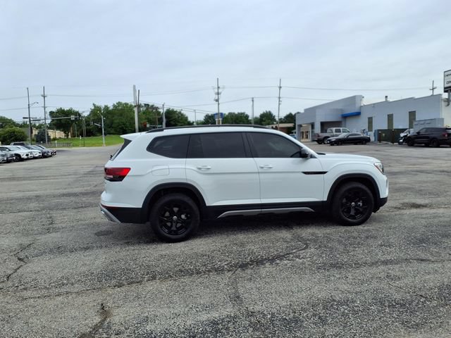 Used 2025 Volkswagen Atlas Peak Edition SE AWD/4WD image 18