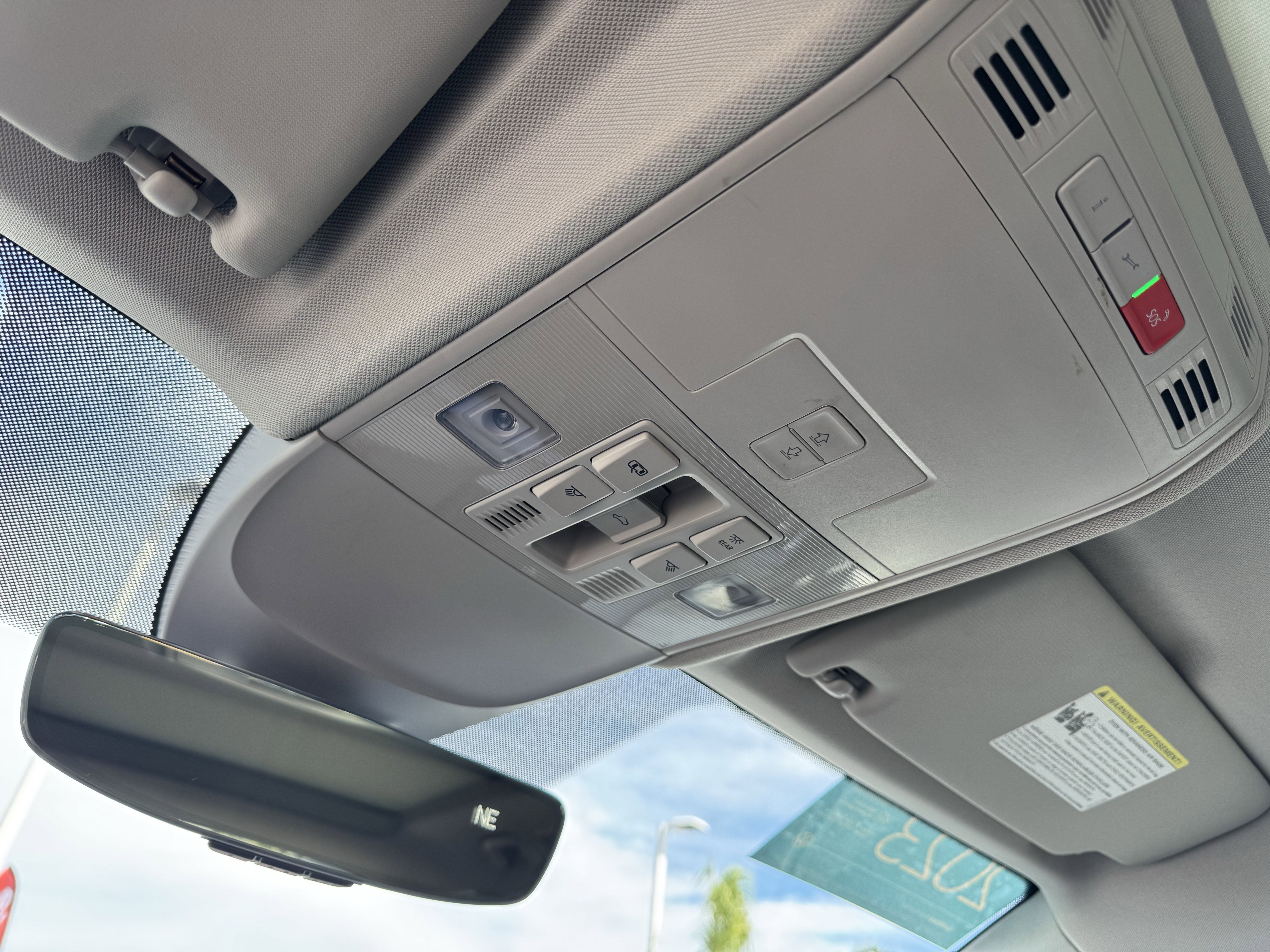 Certified 2023 Volkswagen Taos SE w/ Panoramic Sunroof Package image 31