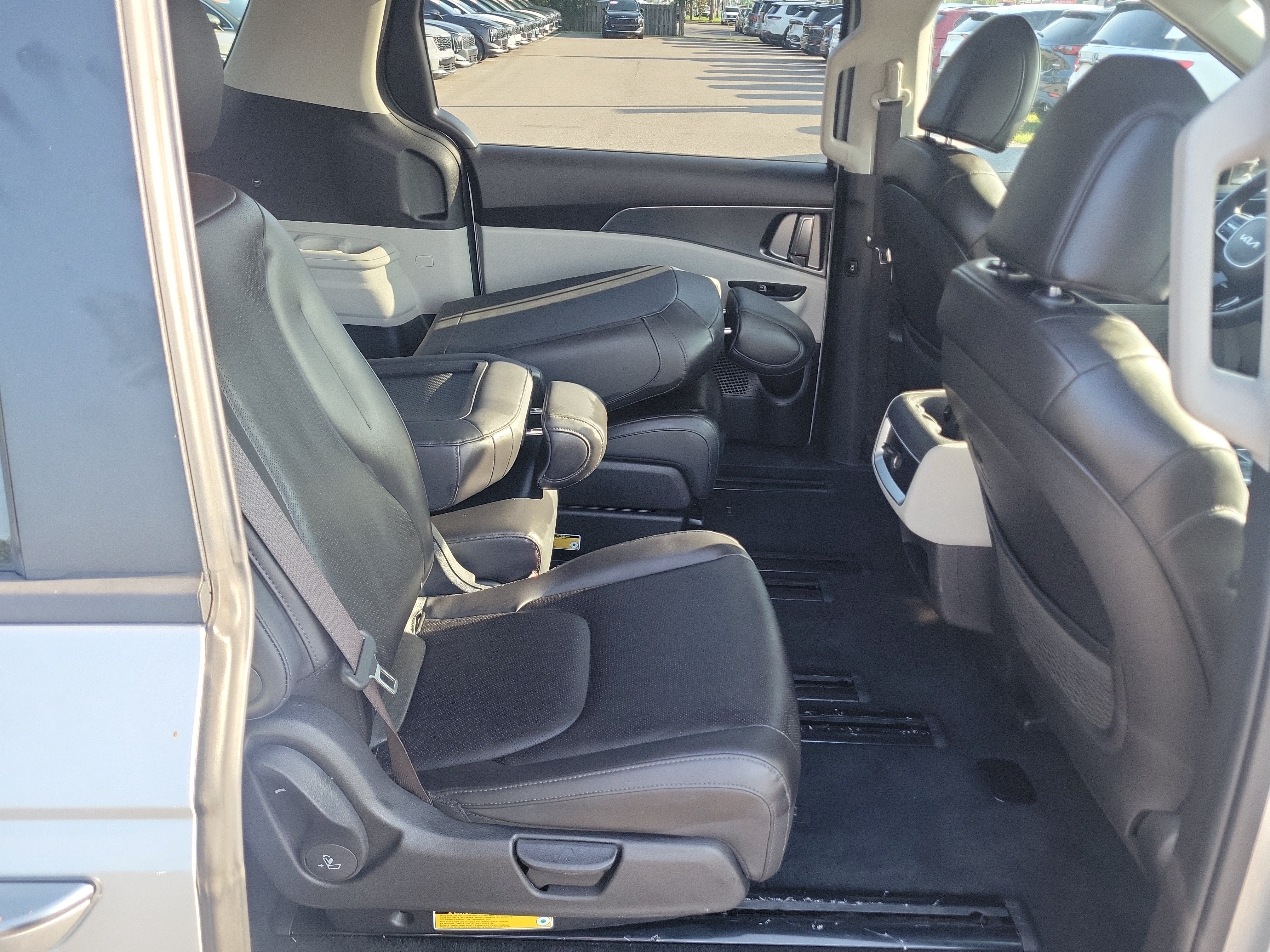 Used 2023 Kia Carnival LX FWD image 10