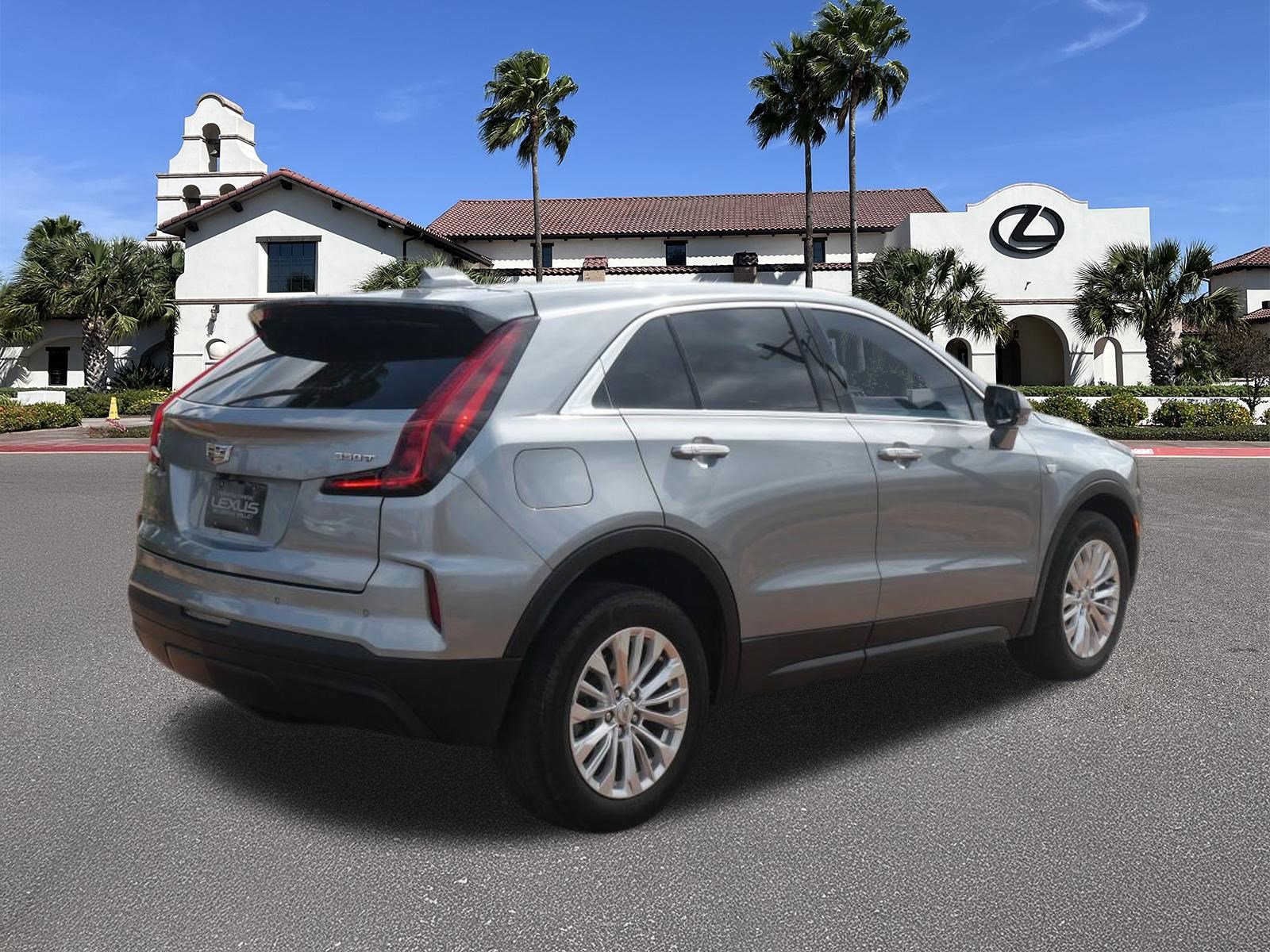 Used 2024 Cadillac XT4 Luxury image 2