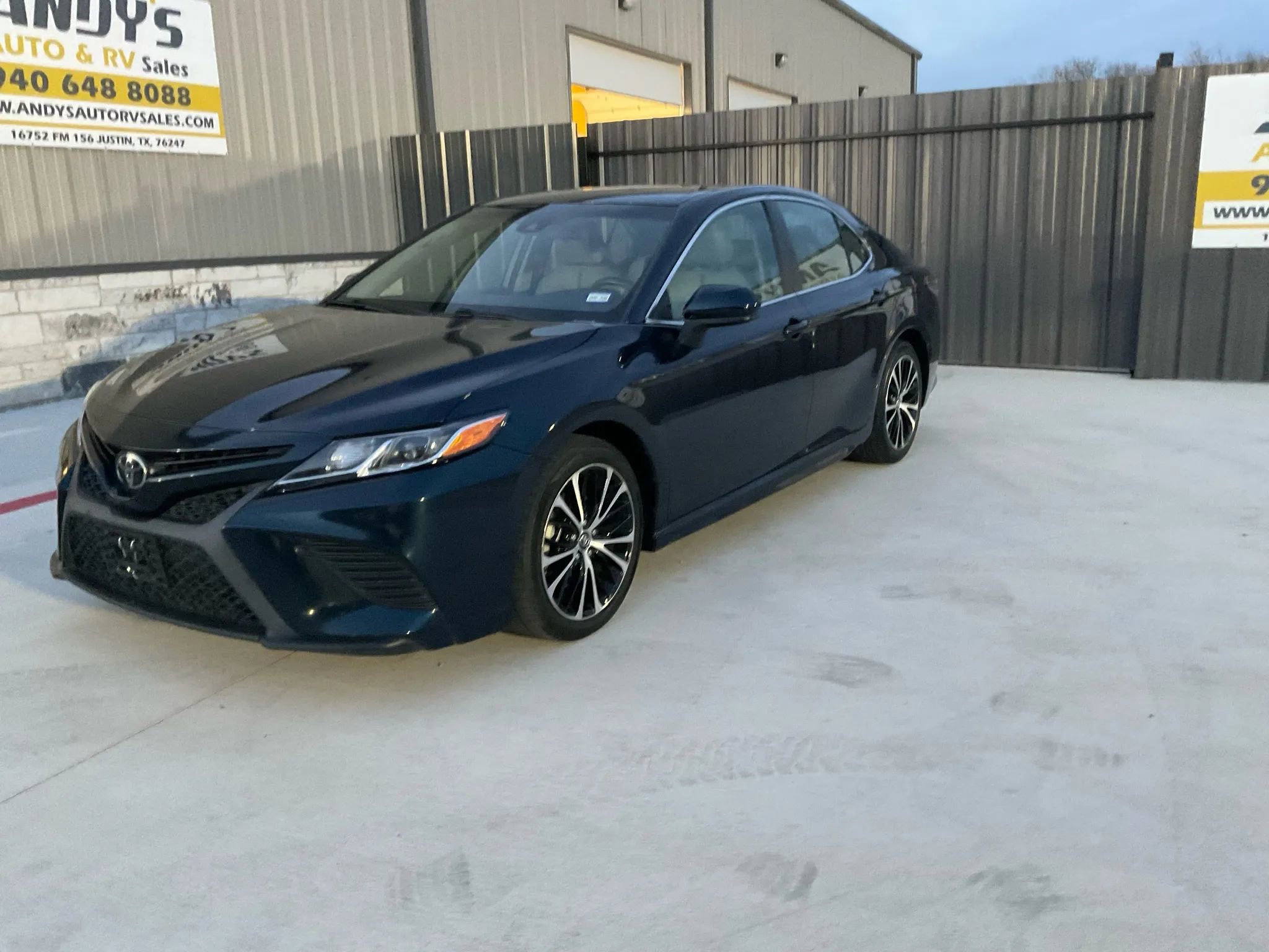 Used 2019 Toyota Camry SE image 4