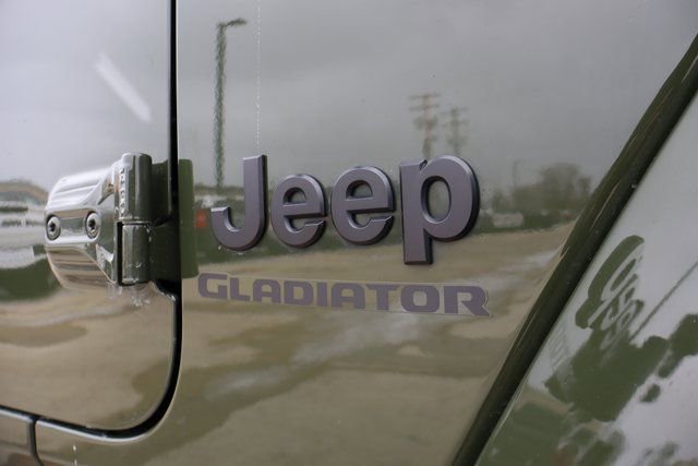 Used 2022 Jeep Gladiator Sport image 2