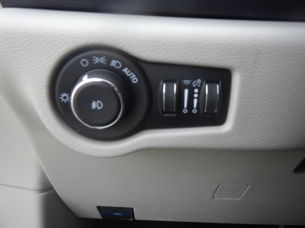 Used 2022 Chrysler Pacifica Touring-L FWD image 32